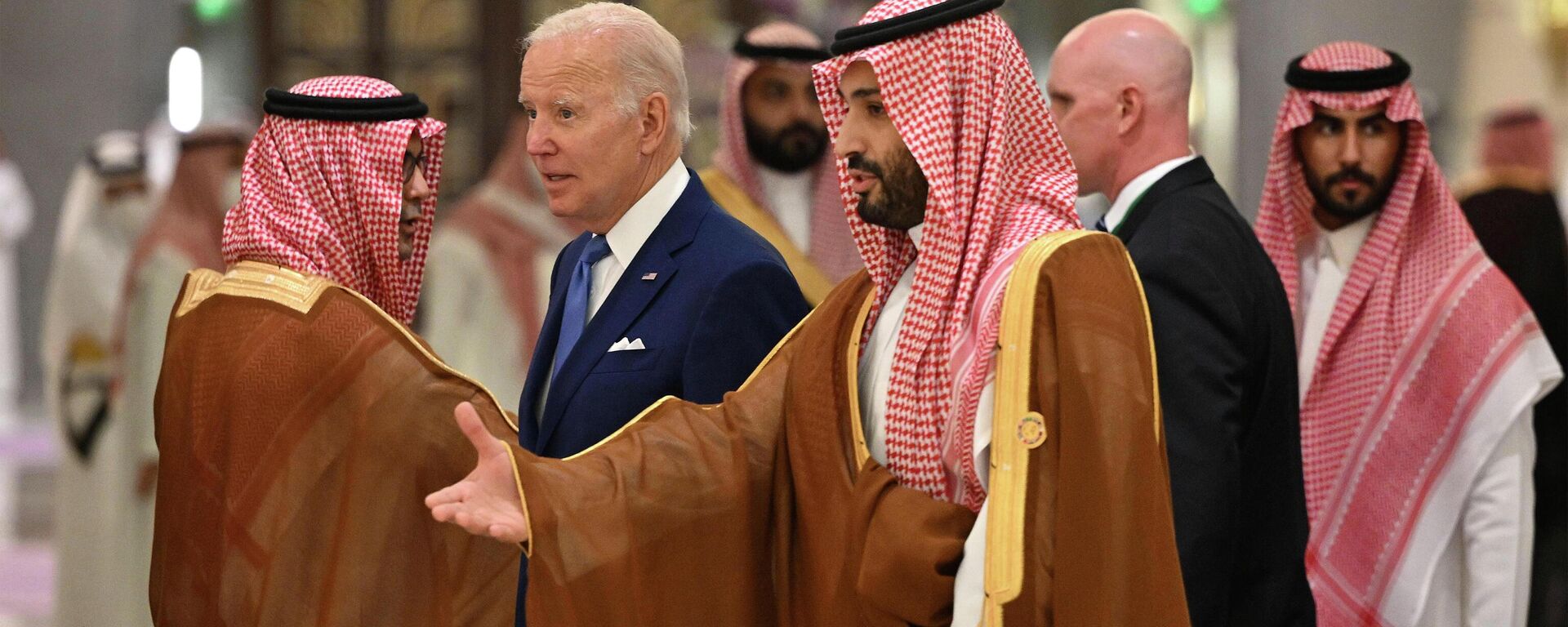 Tổng thống Hoa Kỳ Joe Biden và Thái tử Ả Rập Saudi Mohammed bin Salman tại một khách sạn ở Jeddah, Ả Rập Saudi, ngày thứ Bảy 16/7/2022 - Sputnik Việt Nam, 1920, 18.10.2022