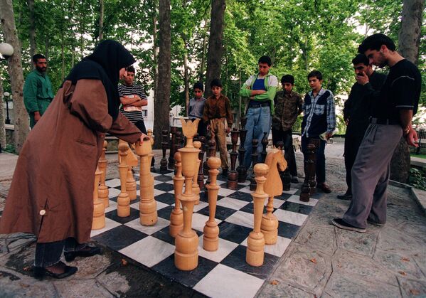 Mọi người chơi cờ lớn trên phố ở Tehran. - Sputnik Việt Nam