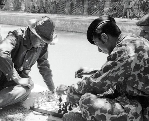 Quân nhân Liên Xô và Cộng hòa Dân chủ Afghanistan chơi cờ. - Sputnik Việt Nam