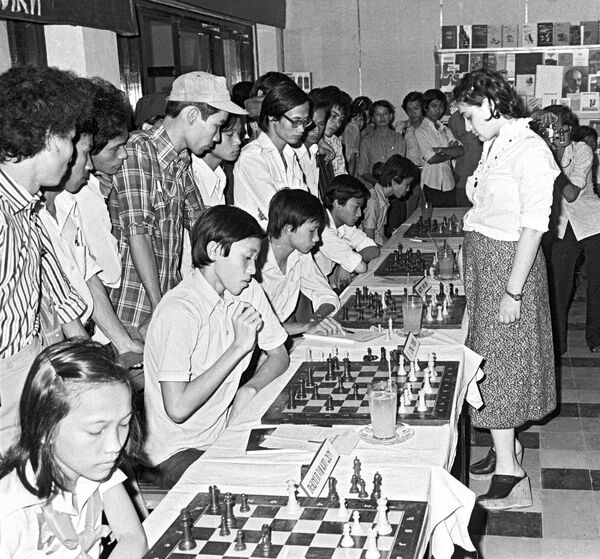 Nữ vô địch cờ vua thế giới Maia Chiburdanidze (phải) thi đấu đồng thời tại Việt Nam. - Sputnik Việt Nam