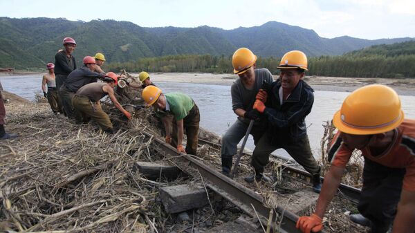 Công nhân Triều Tiên trong quá trình khôi phục các tuyến đường sắt - Sputnik Việt Nam