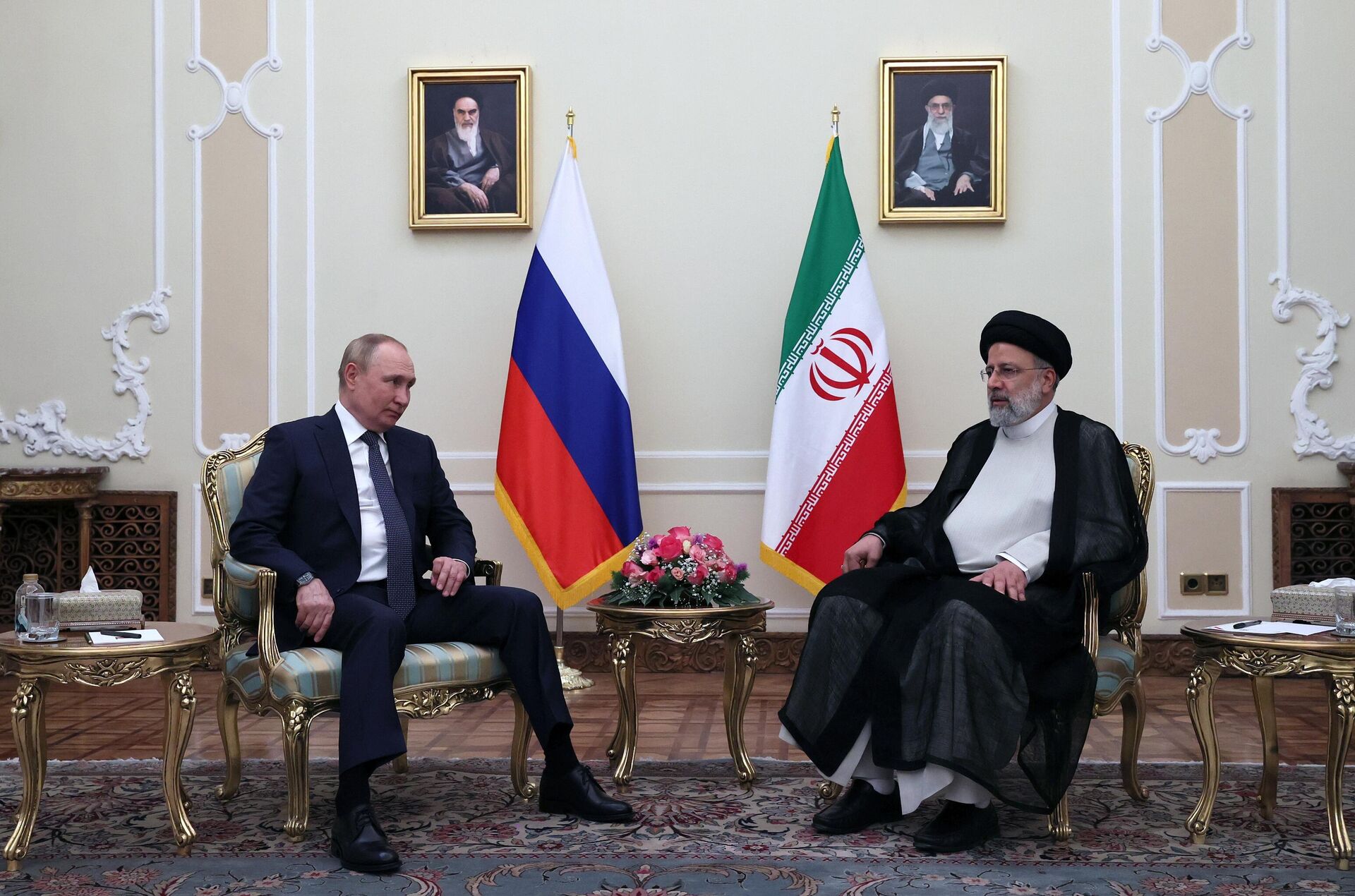 Tổng thống Nga Vladimir Putin và Tổng thống Iran Ebrahim Raisi trong cuộc gặp ở Tehran - Sputnik Việt Nam, 1920, 21.07.2022