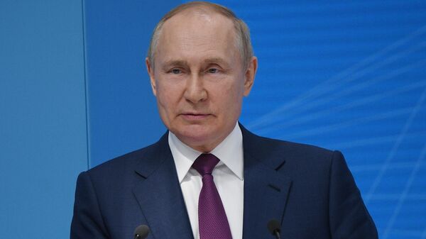 Tổng thống Nga Vladimir Putin phát biểu tại Diễn đàn «Những ý tưởng mạnh mẽ dành cho thời đại mới» - Sputnik Việt Nam