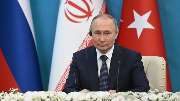 Tổng thống Nga Vladimir Putin tại một tuyên bố báo chí chung với Tổng thống Iran Ebrahim Raisi và Tổng thống Thổ Nhĩ Kỳ Recep Tayyip Erdogan - Sputnik Việt Nam