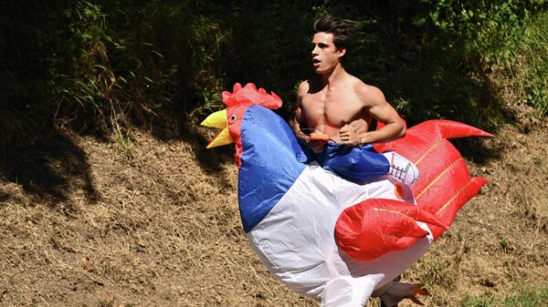 Một khán giả ăn mặc như  con gà trống chạy dọc bên đường trong chặng 15 của «Tour de France» lần thứ 109 ở miền nam nước Pháp. - Sputnik Việt Nam