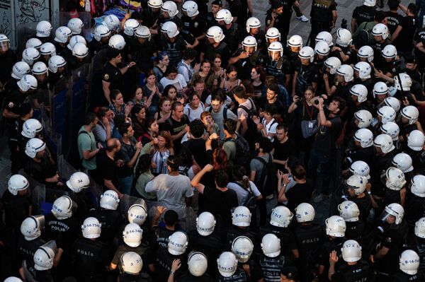 Cảnh sát bao vây người biểu tình trong cuộc biểu tình ở quận Kadikoy, Istanbul. - Sputnik Việt Nam