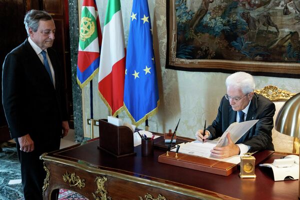 Tổng thống Ý Sergio Mattarella ký sắc lệnh giải tán Quốc hội trước sự chứng kiến ​​của Thủ tướng Ý Mario Draghi. - Sputnik Việt Nam