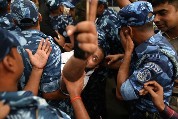 Nhân viên an ninh bắt giữ nhà hoạt động ở New Delhi. - Sputnik Việt Nam