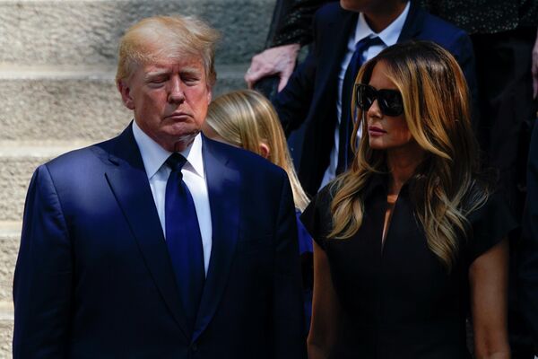 Cựu Tổng thống Donald Trump và phu nhân Melania Trump sau đám tang của Ivana Trump ở New York. - Sputnik Việt Nam