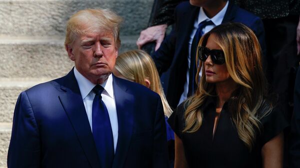 Cựu Tổng thống Donald Trump và phu nhân Melania Trump sau đám tang của Ivana Trump ở New York - Sputnik Việt Nam