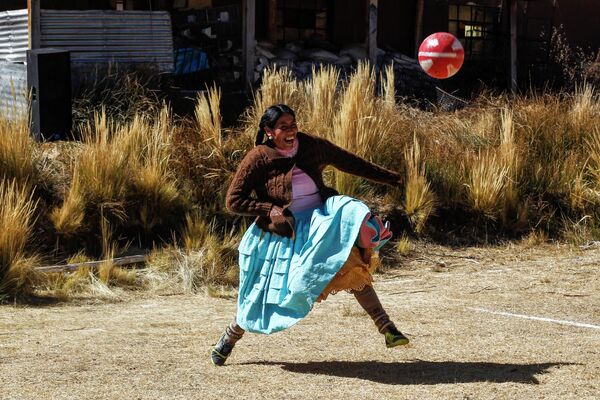 Một phụ nữ chơi bóng trong giải vô địch ở Puno, Peru. - Sputnik Việt Nam