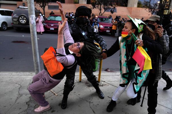 Cảnh sát cố gắng ngăn chặn người biểu tình chống chính phủ ở La Paz, Bolivia. - Sputnik Việt Nam