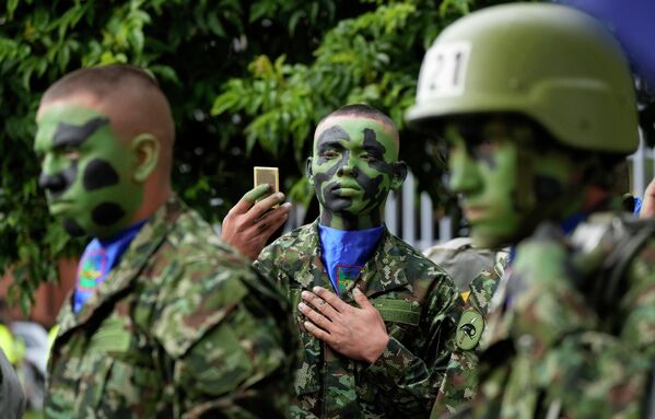 Binh sĩ chuẩn bị cho cuộc duyệt binh đánh dấu kỷ niệm 212 năm Colombia độc lập khỏi Tây Ban Nha ở Bogotá, Colombia. - Sputnik Việt Nam
