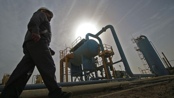 Kỹ thuật viên dầu mỏ Iraq đi ngang qua cơ sở sản xuất khí đốt tự nhiên Nahr Bin Omar. - Sputnik Việt Nam