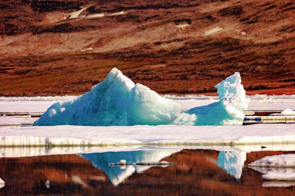 Những tảng băng trôi ngoài khơi Pituffik, Greenland. - Sputnik Việt Nam