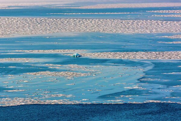Những tảng băng trôi ở Vịnh Baffin gần Pituffik, Greenland, vào ngày 17 tháng 7 năm 2022. - Sputnik Việt Nam