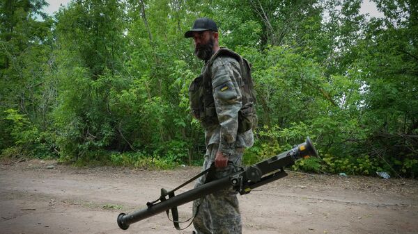 Một binh sĩ Ukraina với hệ thống tên lửa phòng không di động do Mỹ cung cấp Stinger trên tay - Sputnik Việt Nam