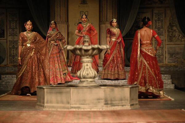 Trình diễn bộ sưu tập của JJ Valaya tại Tuần lễ thời trang cao cấp Ấn Độ ở New Delhi. - Sputnik Việt Nam