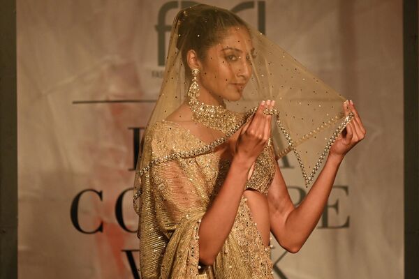 Trình diễn bộ sưu tập của Tarun Tahiliani tại Tuần lễ thời trang cao cấp Ấn Độ ở New Delhi. - Sputnik Việt Nam