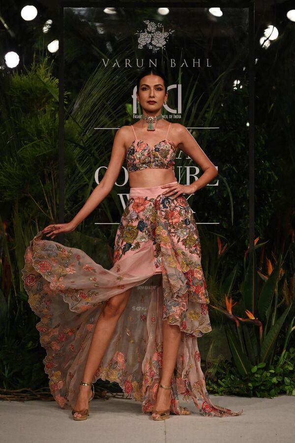 Trình diễn bộ sưu tập của Varun Bahl tại Tuần lễ thời trang cao cấp Ấn Độ ở New Delhi. - Sputnik Việt Nam