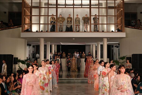 Trình diễn bộ sưu tập của Rahul Mishra tại Tuần lễ thời trang cao cấp Ấn Độ ở New Delhi. - Sputnik Việt Nam
