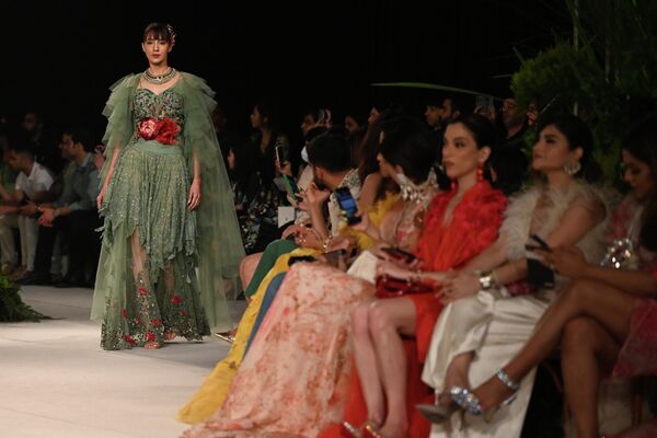 Trình diễn bộ sưu tập của Varun Bahl tại Tuần lễ thời trang cao cấp Ấn Độ ở NewDelhi. - Sputnik Việt Nam