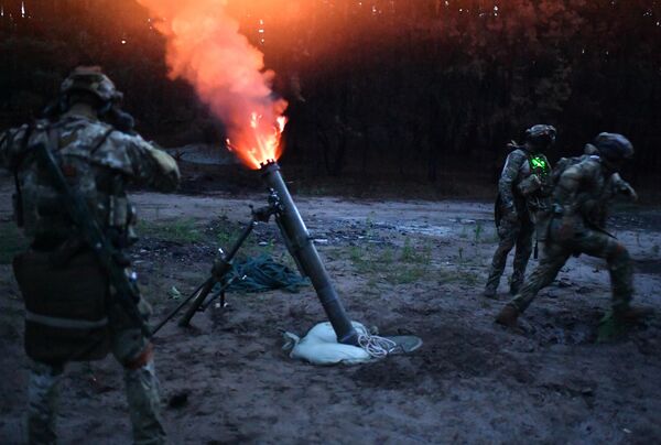 Công việc của các lực lượng đặc biệt của Liên bang Nga trên các vị trí của Lực lượng vũ trang Ukraina trên hướng Kharkov. - Sputnik Việt Nam