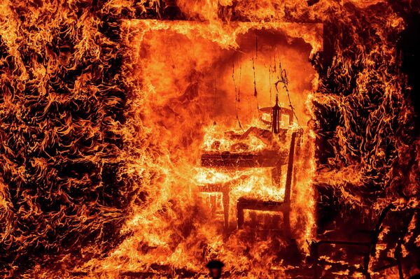 Chiếc ghế bốc cháy trong ngôi nhà gặp hỏa hoạn trong trận cháy rừng ở California. - Sputnik Việt Nam