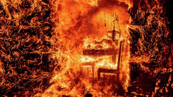 Chiếc ghế bốc cháy trong ngôi nhà  gặp hỏa hoạn trong trận cháy rừng ở California - Sputnik Việt Nam