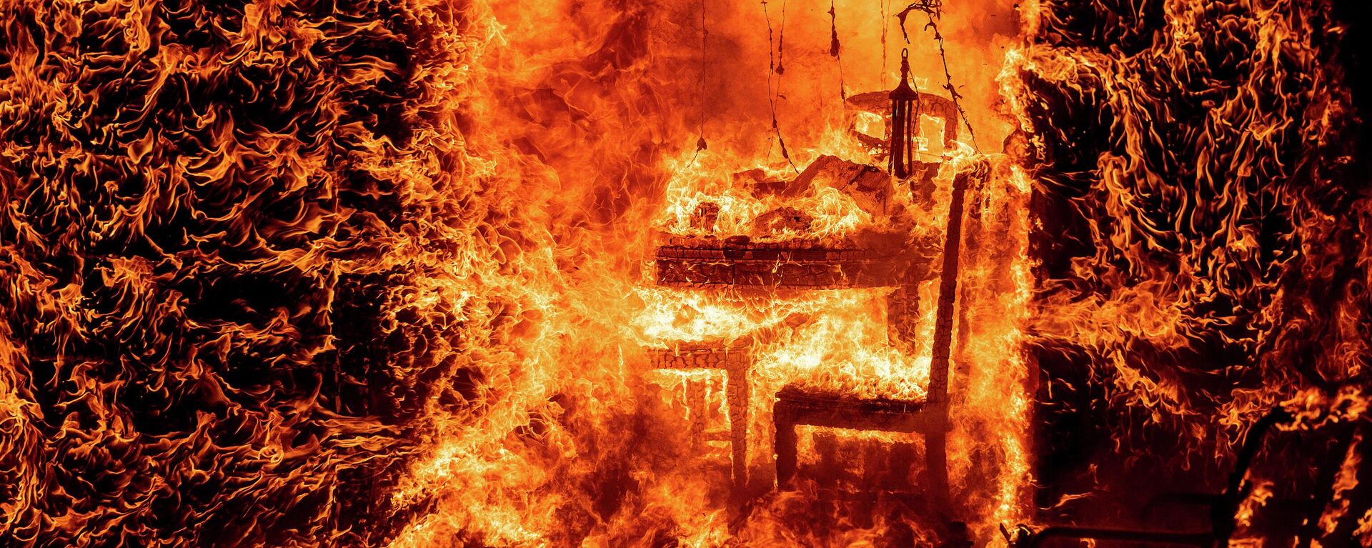 Chiếc ghế bốc cháy trong ngôi nhà  gặp hỏa hoạn trong trận cháy rừng ở California - Sputnik Việt Nam, 1920, 28.09.2023
