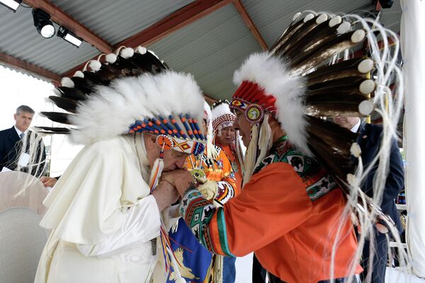 Đức Giáo hoàng Phanxicô đội mũ do các thủ lĩnh các dân tộc bản địa tặng tại Công viên Muskwa ở Maskwatcis, Canada. - Sputnik Việt Nam