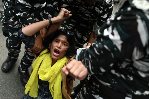 Lực lượng an ninh bắt giữ nhà hoạt động đảng Aam Aadmi của Ấn Độ ở New Delhi. - Sputnik Việt Nam