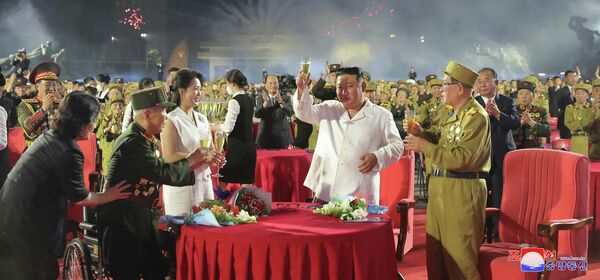 Nhà lãnh đạo Triều Tiên Kim Jong-un và phu nhân Ri Sol-ju tham dự lễ kỷ niệm 69 năm chiến thắng trong Chiến tranh Triều Tiên ở Bình Nhưỡng. - Sputnik Việt Nam