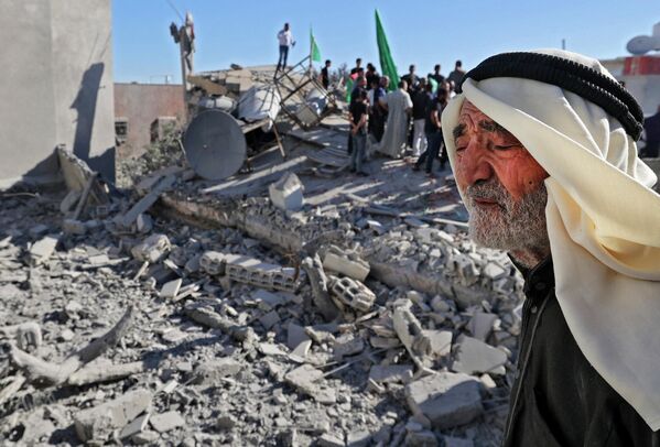 Ông nội của dân quân Palestine Yehya Miri phản ứng sau khi quân Israel phá hủy ngôi nhà của ông. - Sputnik Việt Nam