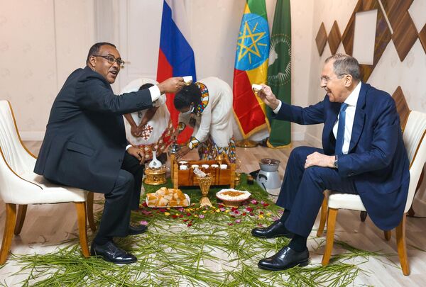 Ngoại trưởng Nga Sergei Lavrov (phải) và Ngoại trưởng Ethiopia Demeke Mekonnen tại cuộc gặp ở Addis Ababa. - Sputnik Việt Nam