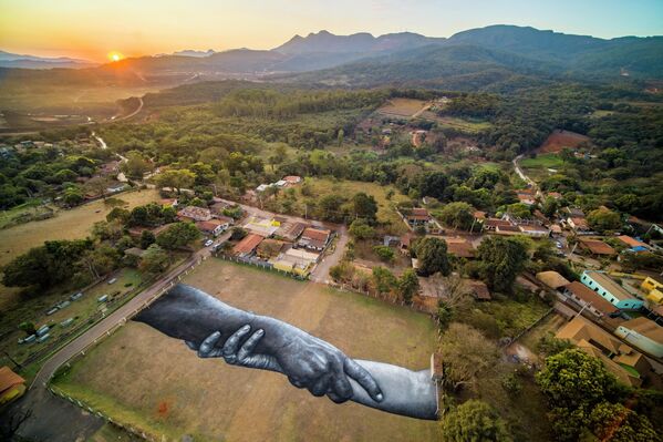 Bức tranh khổng lồ của họa sĩ Pháp Saype tưởng niệm các nạn nhân trong vụ vỡ đập Corrego do Feijao, được vẽ trên sân bóng Corrego do Feijao ở Brumadinho, Brazil. - Sputnik Việt Nam