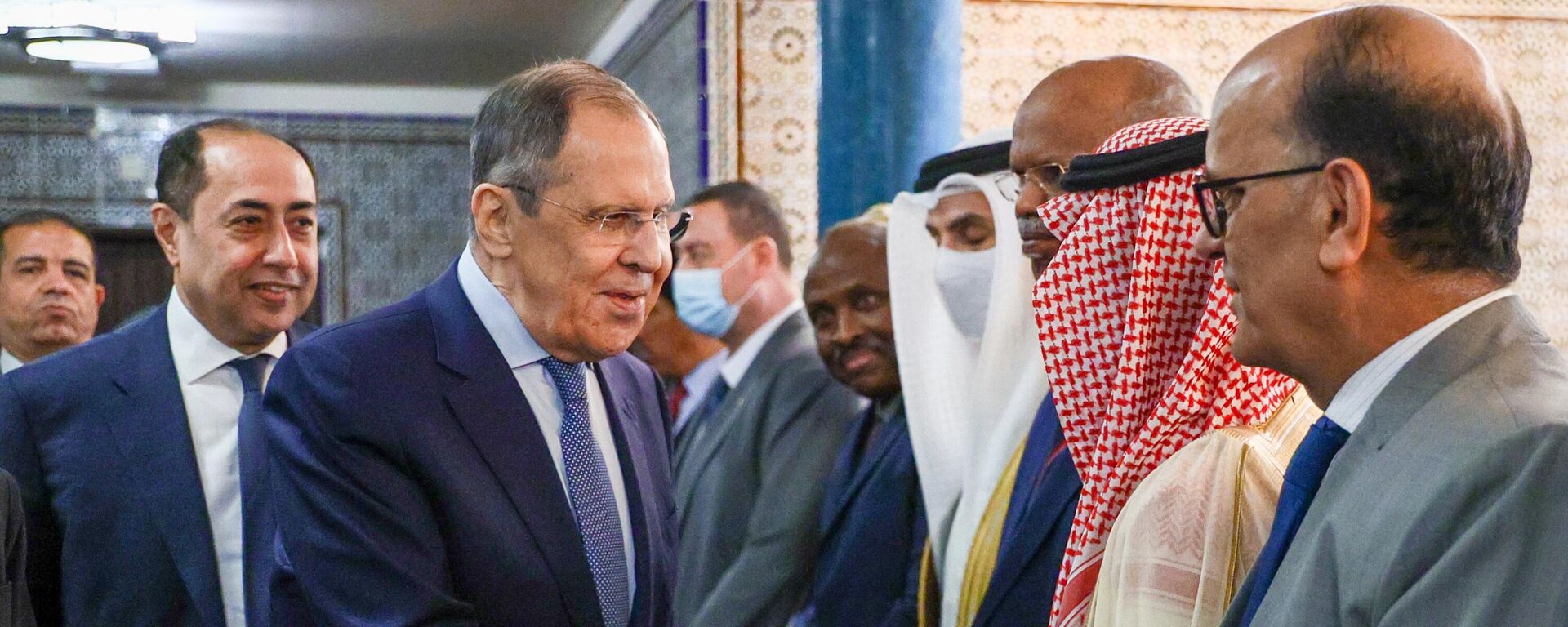 Ngoại trưởng Nga Sergei Lavrov (bên trái) trước cuộc gặp với đại diện các nước thành viên Liên đoàn các quốc gia Ả Rập (LAS) tại trụ sở của Liên đoàn. - Sputnik Việt Nam, 1920, 29.07.2022
