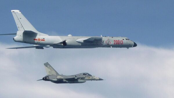 Chiến đấu cơ phản lực của Đài Loan chặn máy bay ném bom Trung Quốc trên biển Hoa Đông - Sputnik Việt Nam