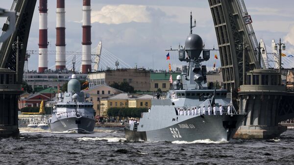 Tàu tên lửa cỡ nhỏ Zeleny Dol của đề án 21631 Buyan-M và tàu tên lửa cỡ nhỏ Odintsovo của đề án 22800 tại buổi tổng diễn tập duyệt binh nhân Ngày Hải quân ở Saint-Peterburg. - Sputnik Việt Nam