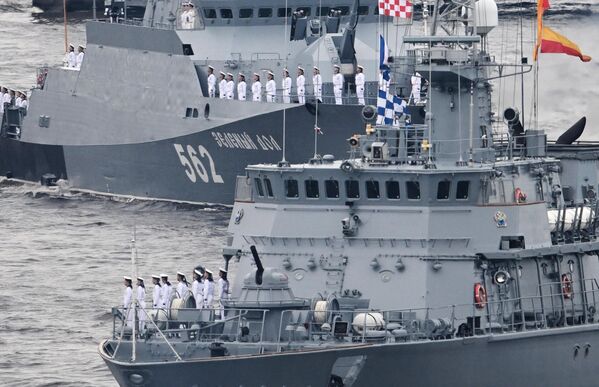 Tàu tên lửa cỡ nhỏ «Zeleny Dol» tại Lễ diễu binh Hải quân chính vinh danh Ngày Hải quân Nga ở Saint-Peterburg. - Sputnik Việt Nam