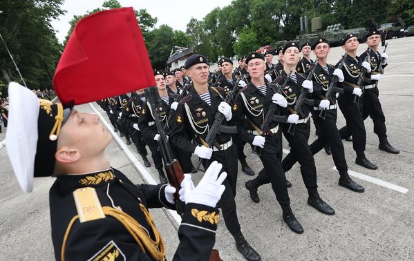 Lính thủy tại lễ diễu binh trọng thể ở Baltiysk, nhân Ngày Hải quân ở Nga. - Sputnik Việt Nam