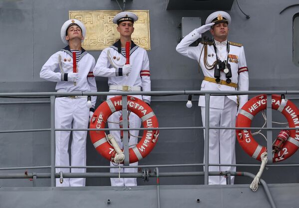 Các thủy thủ Hạm đội Baltic trên boong tàu tuần tra «Neustrashimy» tại lễ diễu binh ở Baltiysk nhân Ngày Hải quân Nga. - Sputnik Việt Nam