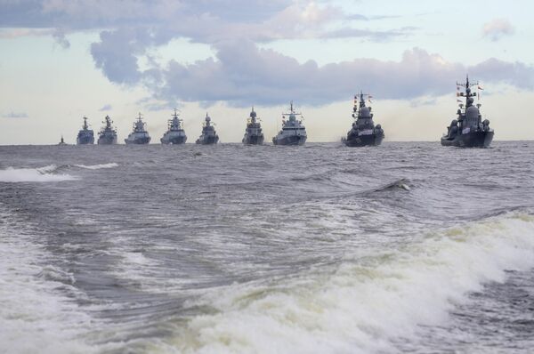 Tàu chiến của Hải quân Nga trong đội hình tại Lễ diễu binh Hải quân chính tôn vinh Ngày Hải quân Nga ở Kronshtadt. - Sputnik Việt Nam