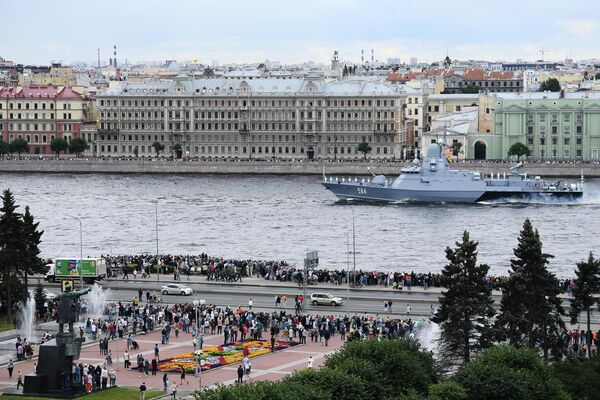 Tàu tên lửa cỡ nhỏ «Odintsovo» tại Lễ diễu binh chính nhân kỷ niệm Ngày Hải quân Nga ở Saint-Peterburg. - Sputnik Việt Nam