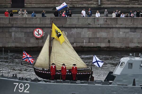 Tàu đổ bộ «Ivan Pasko» với chiếc thuyền Piotr I tại Lễ diễu binh chính tôn vinh Ngày Hải quân Nga ở Saint-Peterburg. - Sputnik Việt Nam