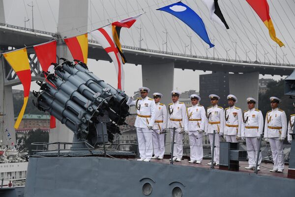 Các thủy thủ của tàu chống ngầm cỡ nhỏ «MPK-221» tại Lễ diễu binh ở Vladivostok nhân Ngày Hải quân Nga. - Sputnik Việt Nam