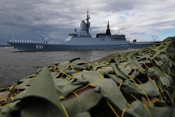 Tàu hộ tống Cận vệ quân «Soobrazitelny» đề án 20380 trong đội hình trên bến Kronshtadt tại Lễ diễu binh chính nhân Ngày Hải quân Nga. - Sputnik Việt Nam