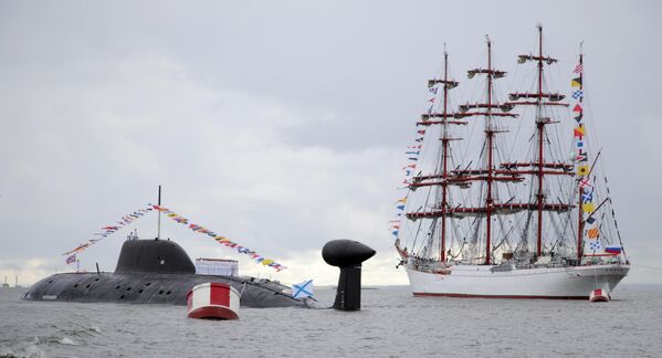 Tàu ngầm hạt nhân «Severodvinsk» và tàu buồm «Sedov» tại Lễ diễu binh Hải quân chính ở Kronshtadt vinh danh Ngày Hải quân Nga. - Sputnik Việt Nam