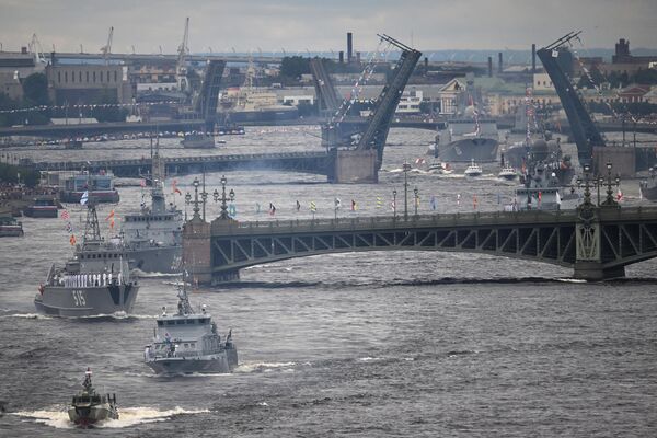 Âu tàu trong Lễ diễu binh Hải quân chính vinh danh Ngày Hải quân Nga ở Saint-Peterburg. - Sputnik Việt Nam