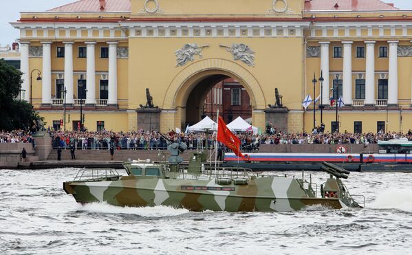Tàu tuần tra đề án 03160 «Raptor» tại Lễ diễu binh Hải quân chính kỷ niệm Ngày Hải quân Nga ở Saint-Peterburg. - Sputnik Việt Nam